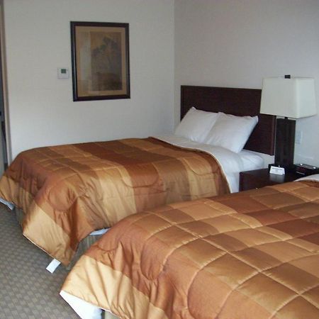 Price Pointe Inn Waukesha Bagian luar foto