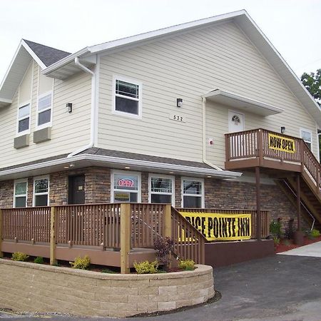Price Pointe Inn Waukesha Bagian luar foto