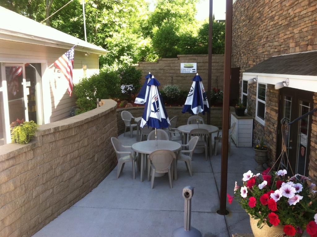 Price Pointe Inn Waukesha Bagian luar foto