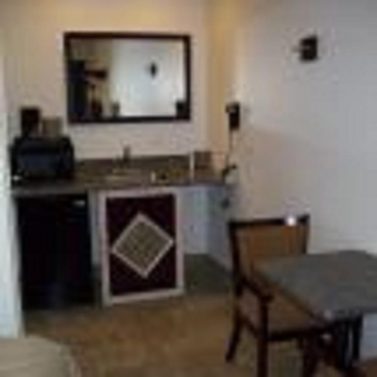 Price Pointe Inn Waukesha Bagian luar foto