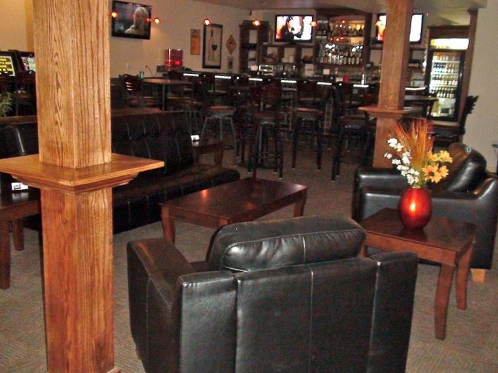 Price Pointe Inn Waukesha Bagian luar foto