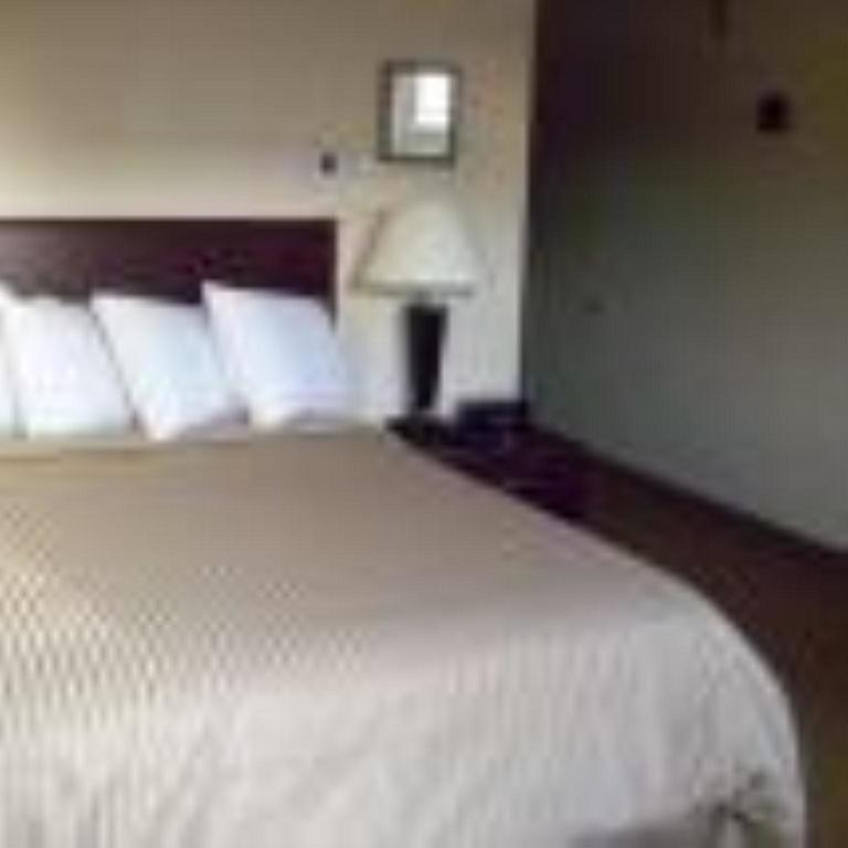 Price Pointe Inn Waukesha Bagian luar foto