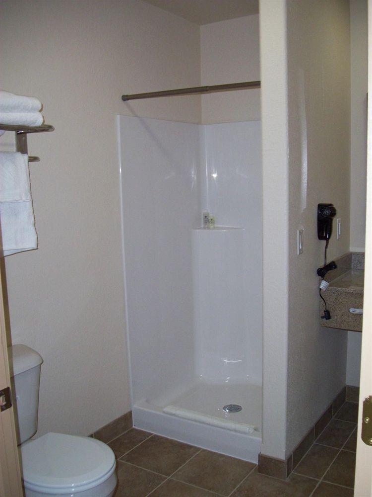 Price Pointe Inn Waukesha Bagian luar foto