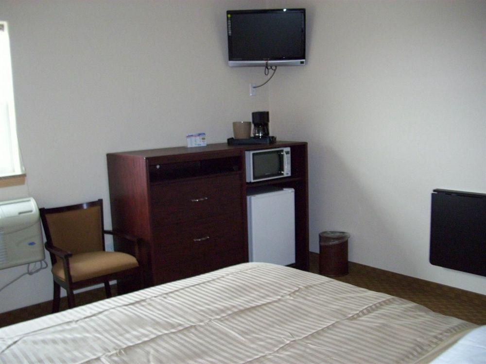 Price Pointe Inn Waukesha Bagian luar foto