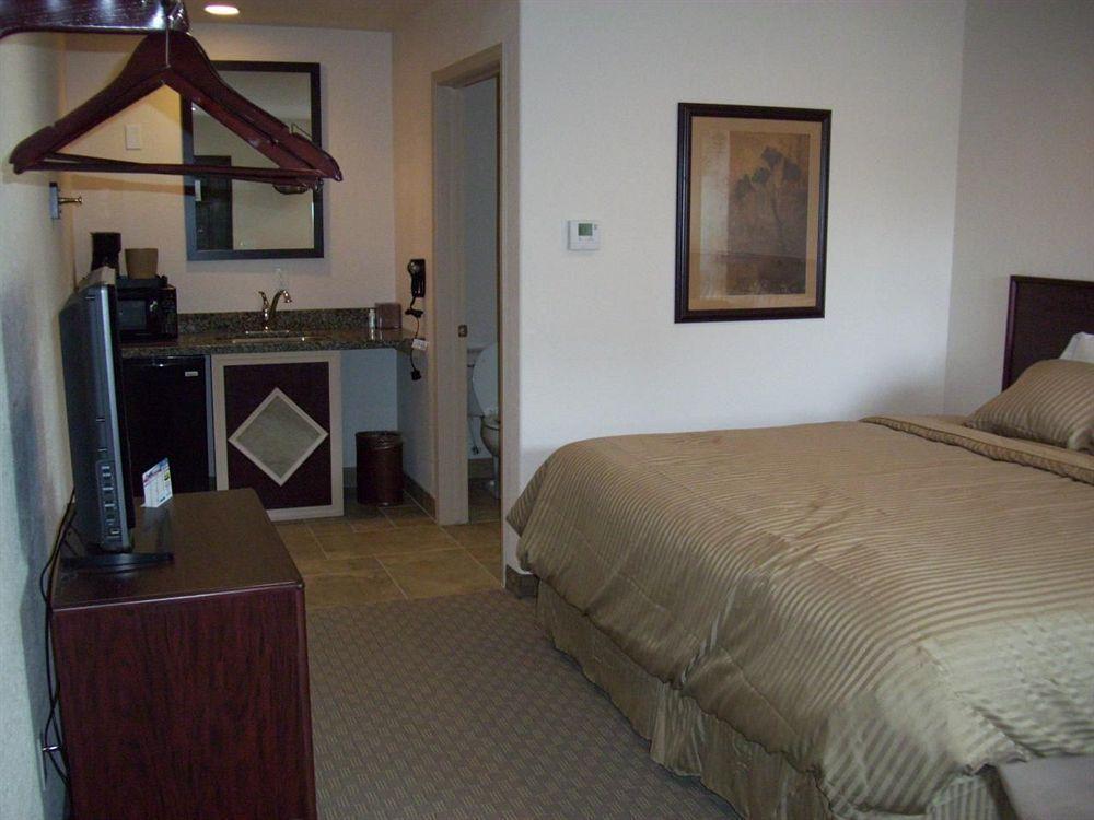 Price Pointe Inn Waukesha Bagian luar foto