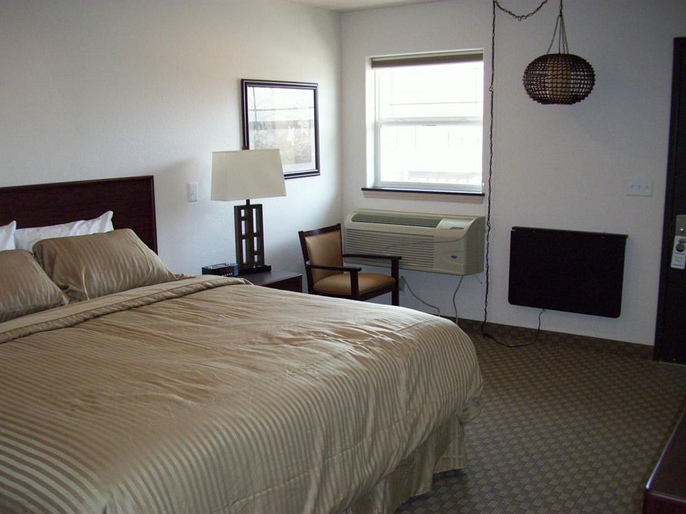 Price Pointe Inn Waukesha Bagian luar foto