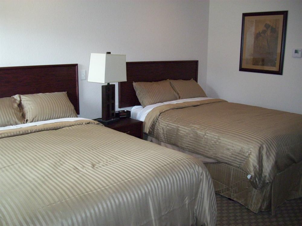 Price Pointe Inn Waukesha Bagian luar foto