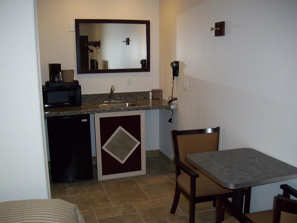 Price Pointe Inn Waukesha Bagian luar foto