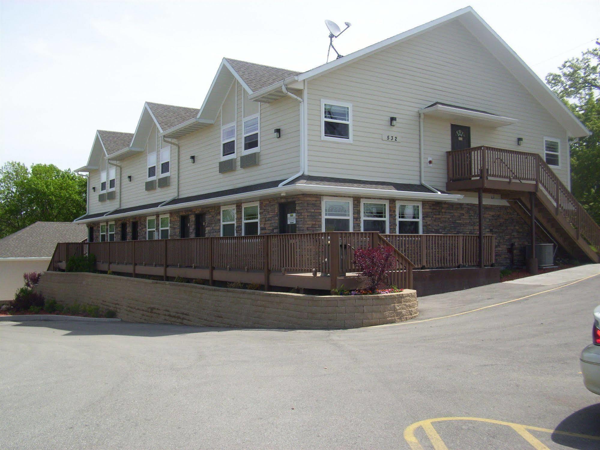 Price Pointe Inn Waukesha Bagian luar foto