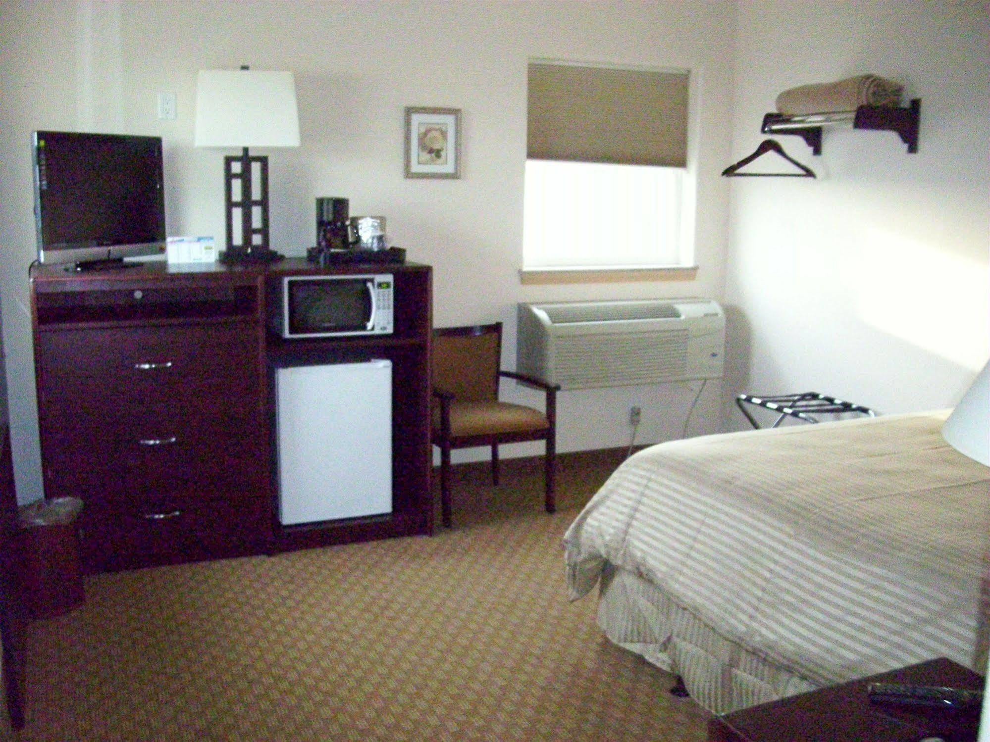 Price Pointe Inn Waukesha Bagian luar foto