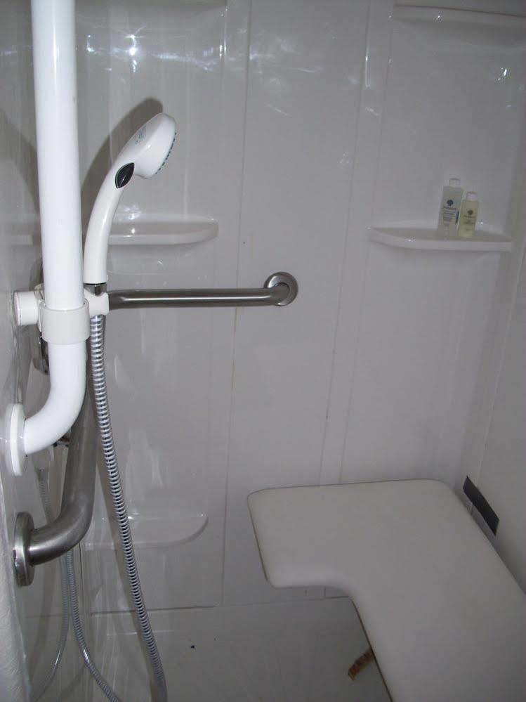 Price Pointe Inn Waukesha Bagian luar foto