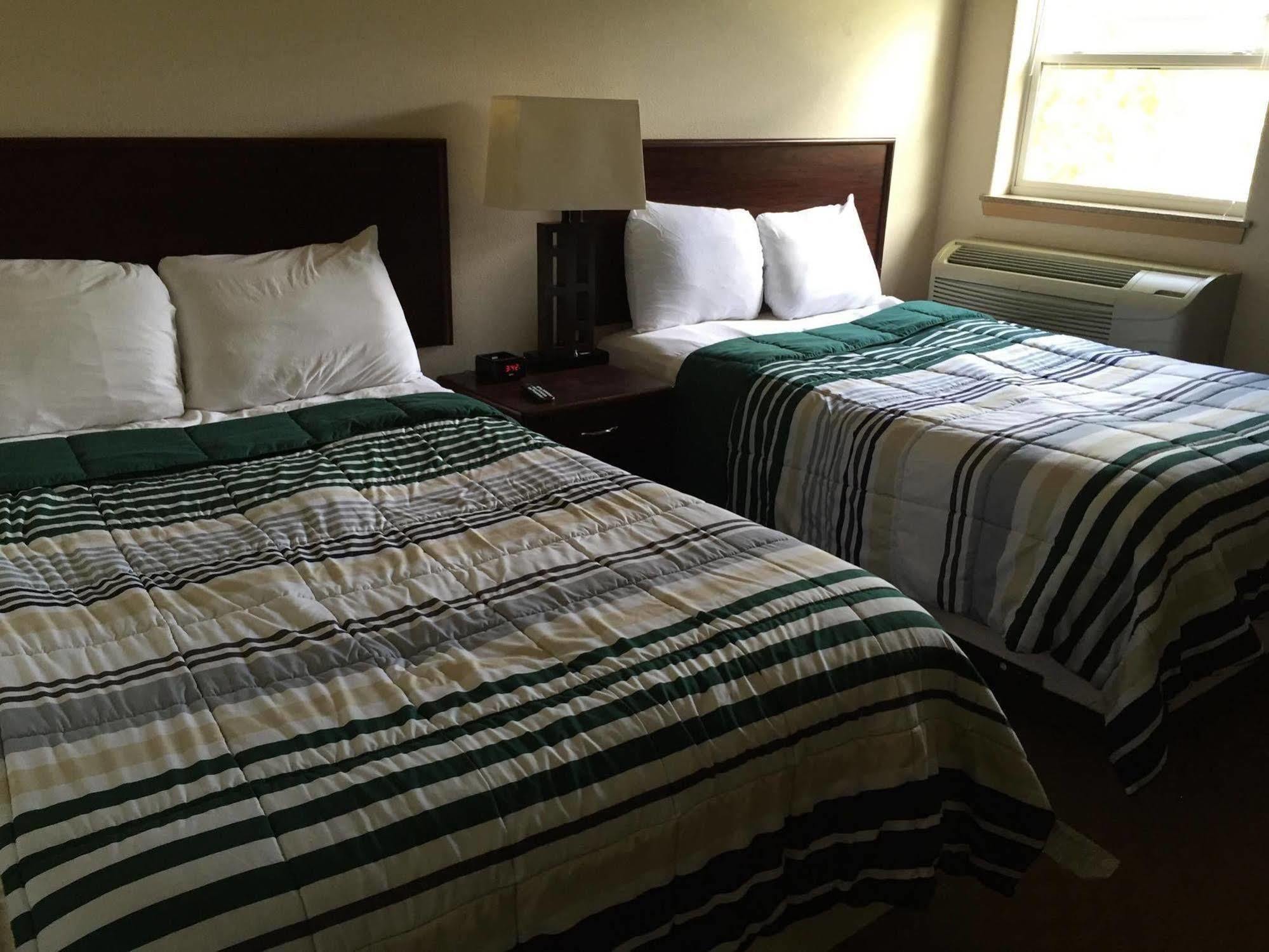 Price Pointe Inn Waukesha Bagian luar foto