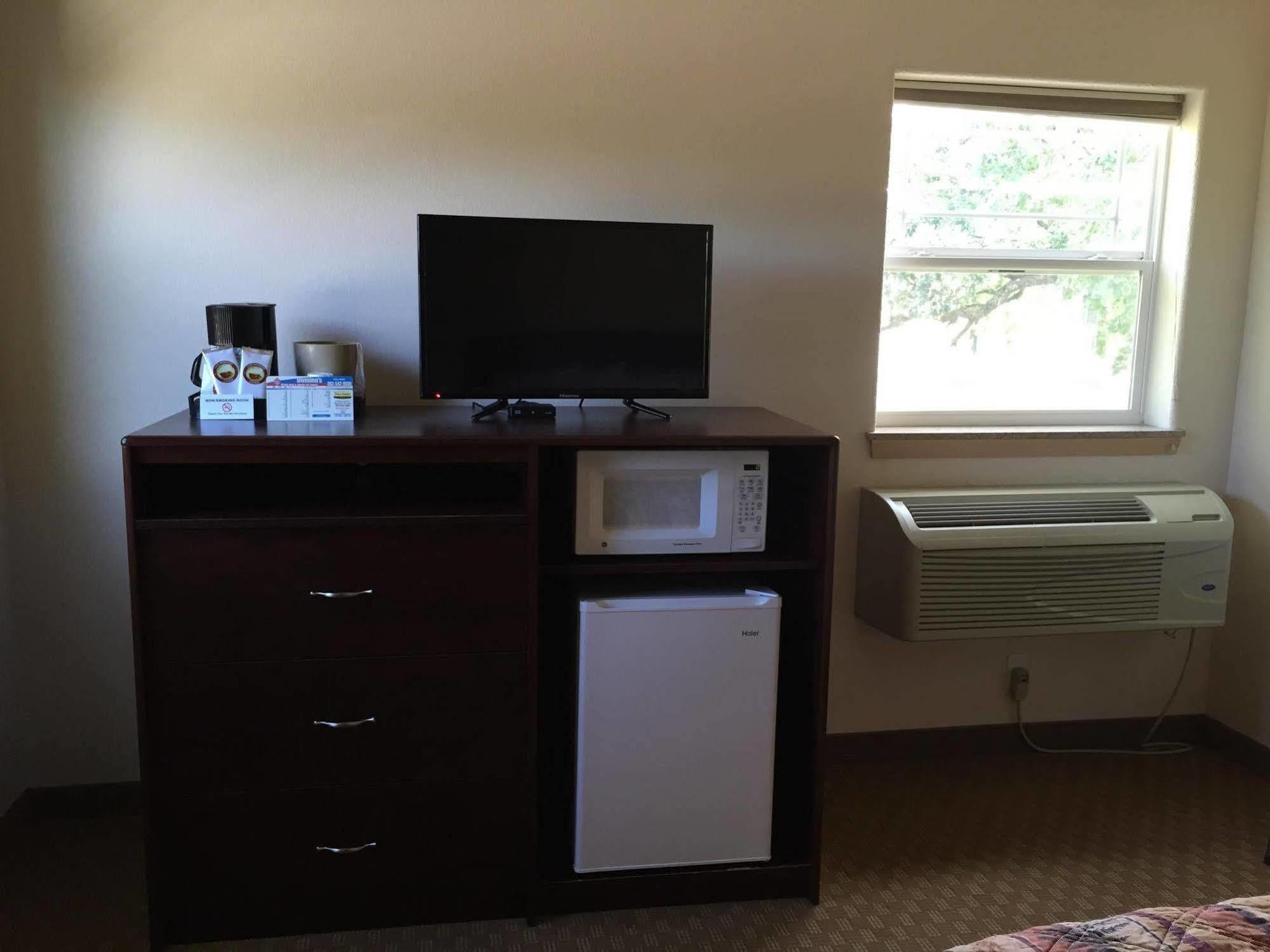 Price Pointe Inn Waukesha Bagian luar foto