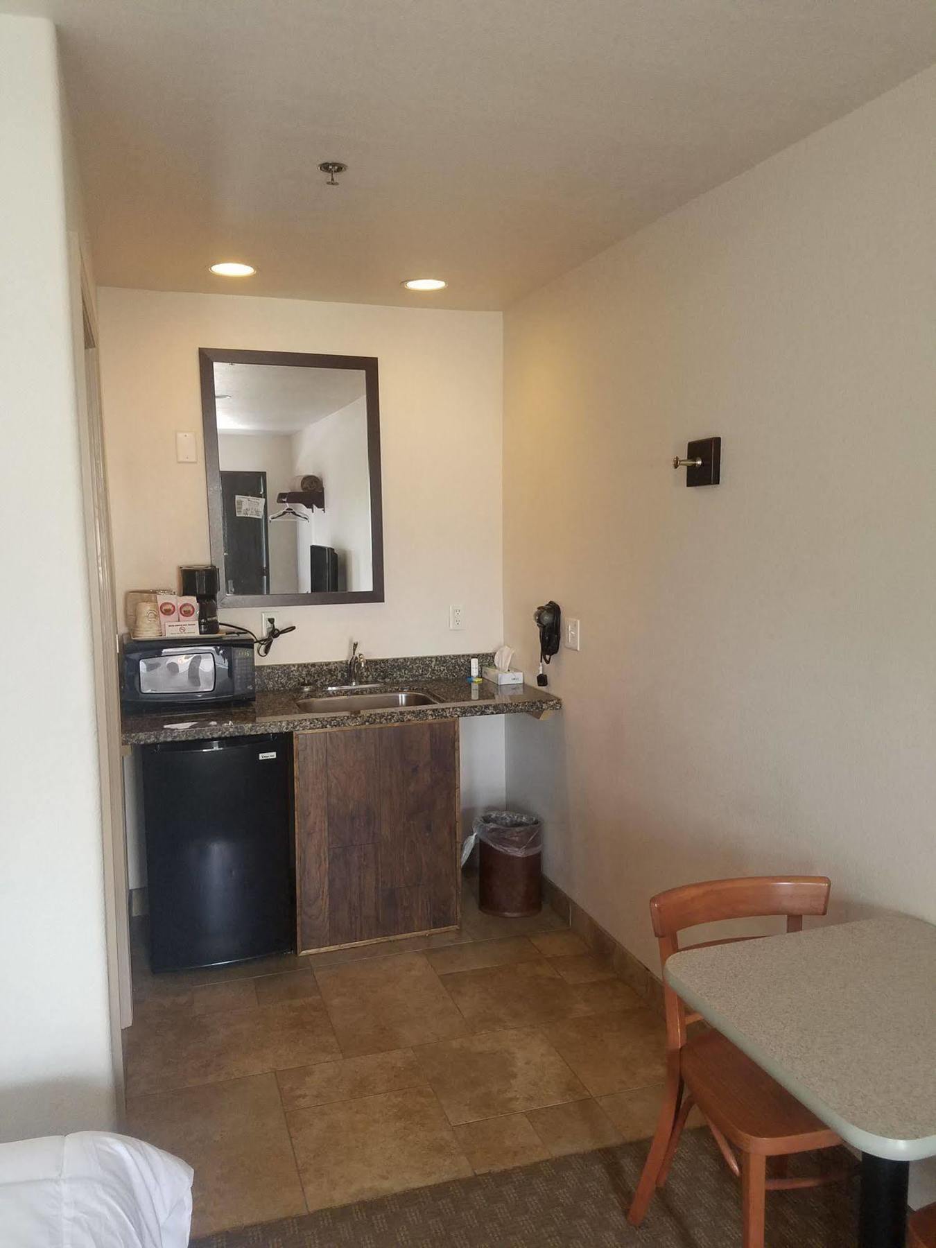 Price Pointe Inn Waukesha Bagian luar foto