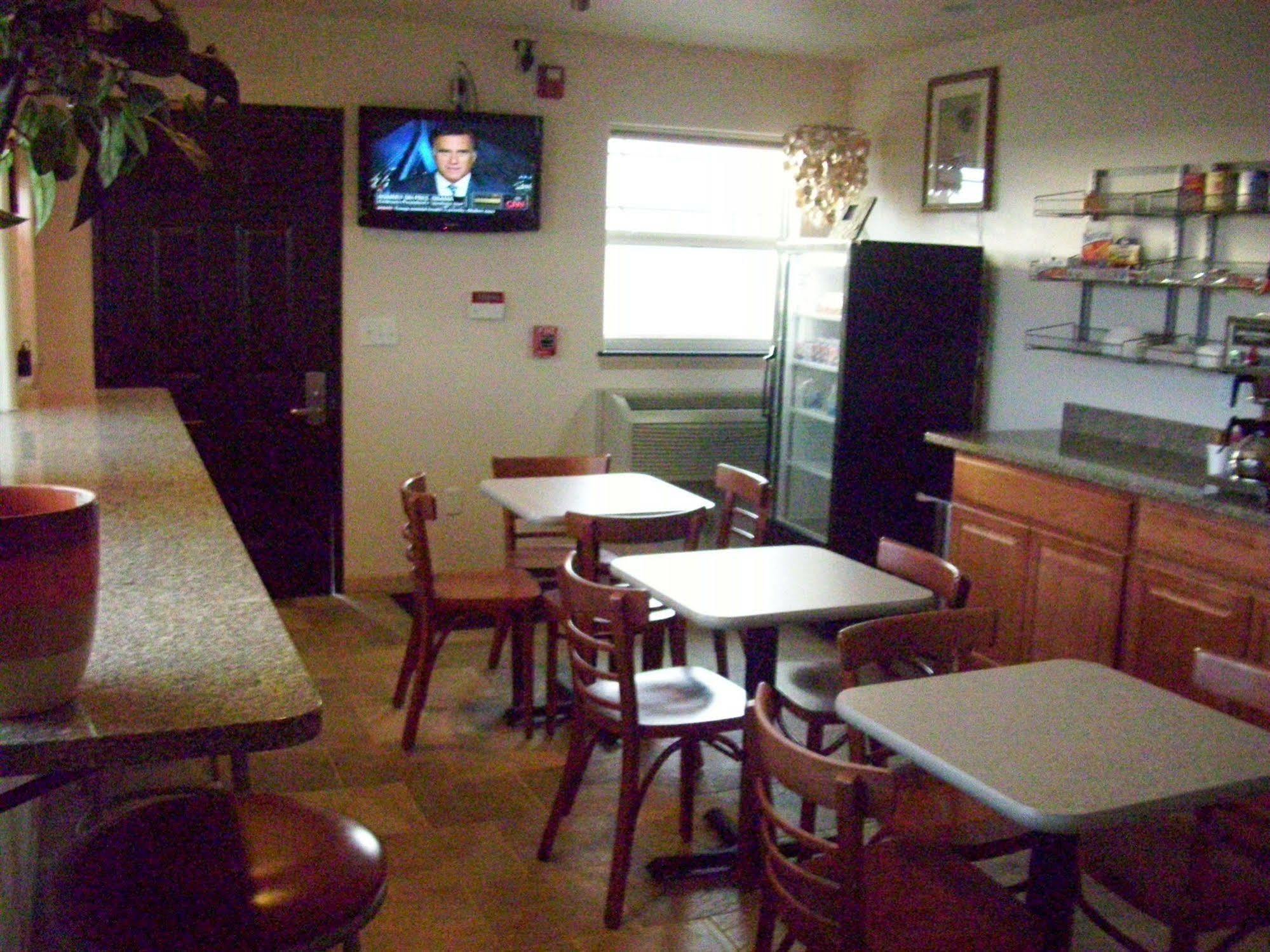 Price Pointe Inn Waukesha Bagian luar foto
