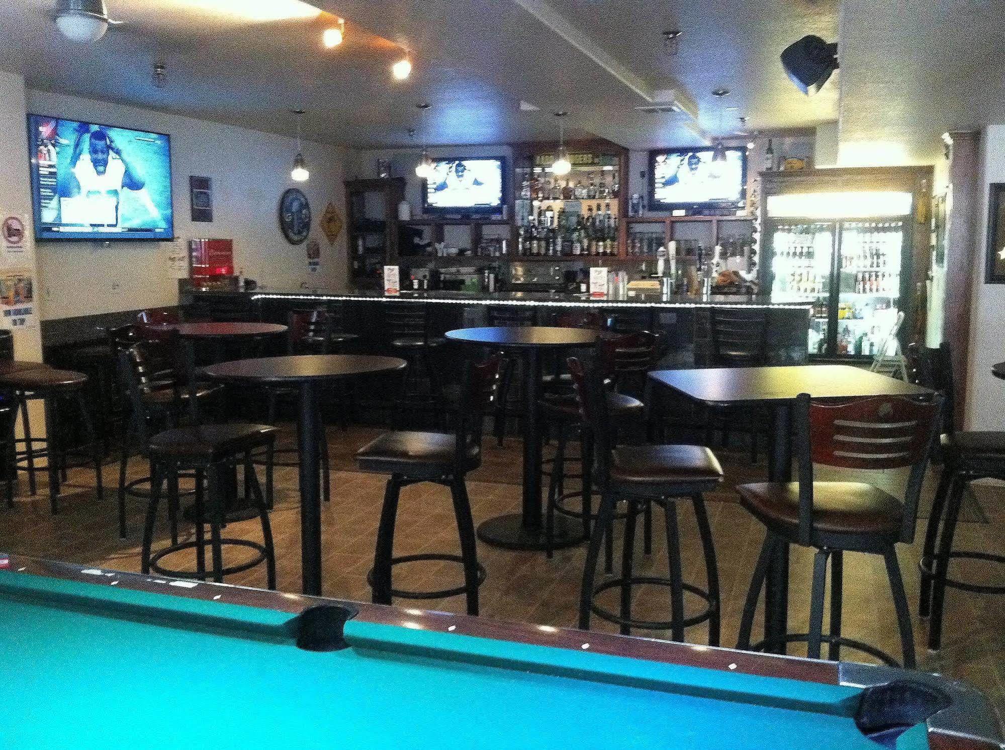 Price Pointe Inn Waukesha Bagian luar foto