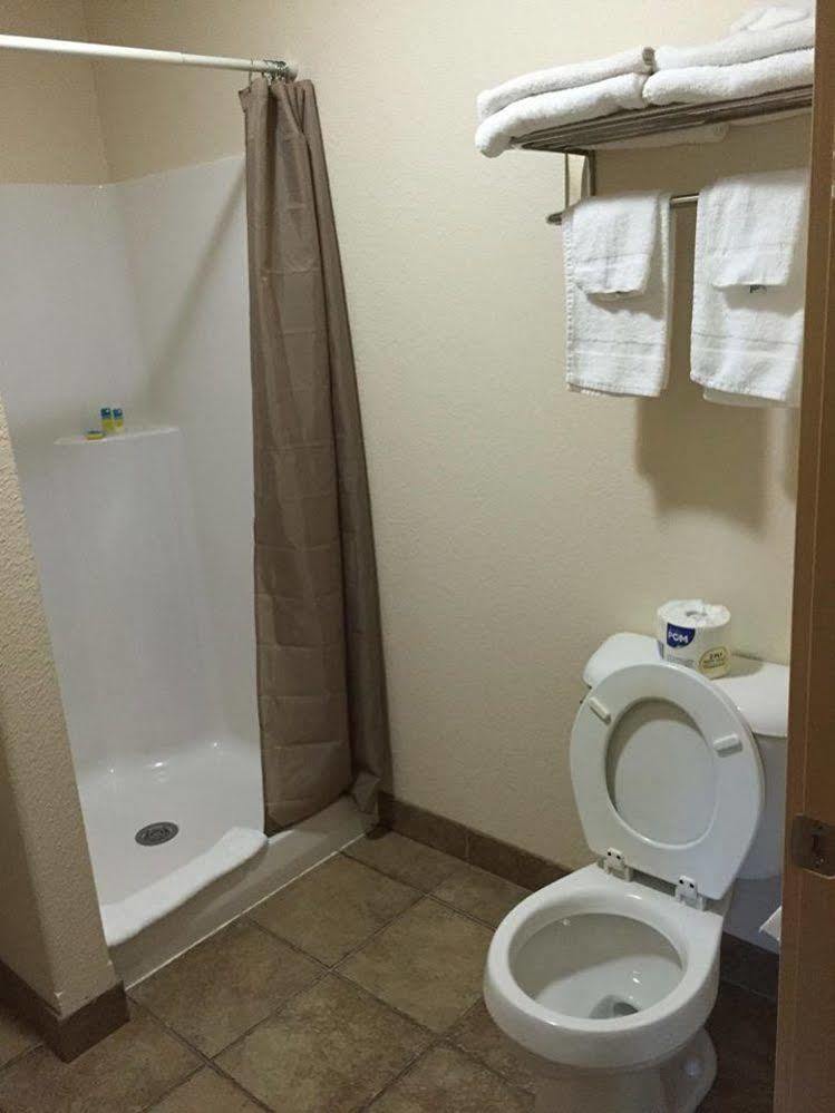 Price Pointe Inn Waukesha Bagian luar foto
