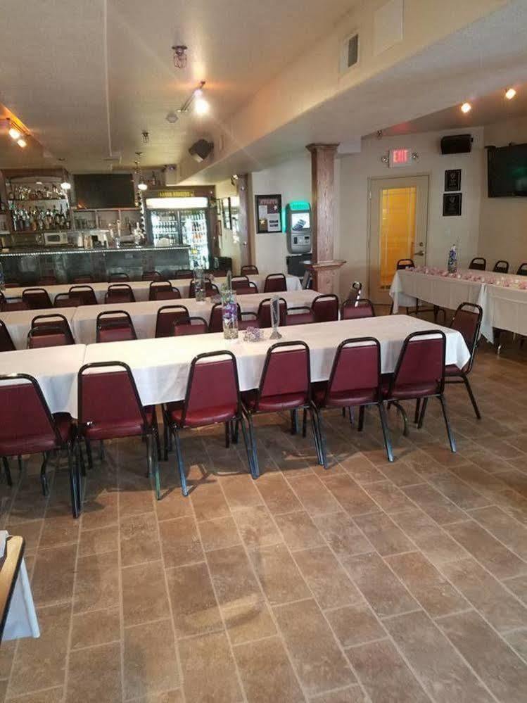 Price Pointe Inn Waukesha Bagian luar foto