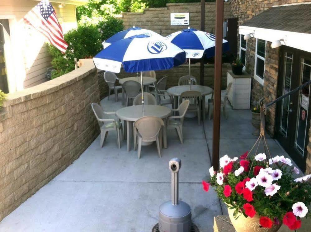 Price Pointe Inn Waukesha Bagian luar foto